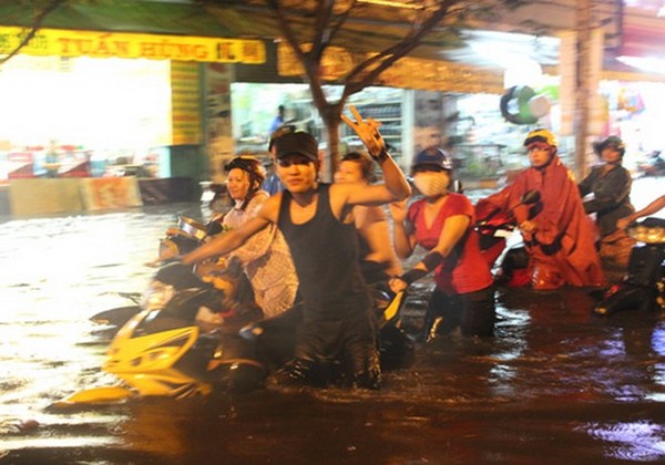 Hình ảnh bi hài ngày mưa ngập ở Sài Gòn