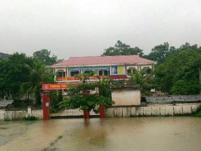 Mưa lớn gây ngập lụt diện rộng, hàng ngàn học sinh phải nghỉ học