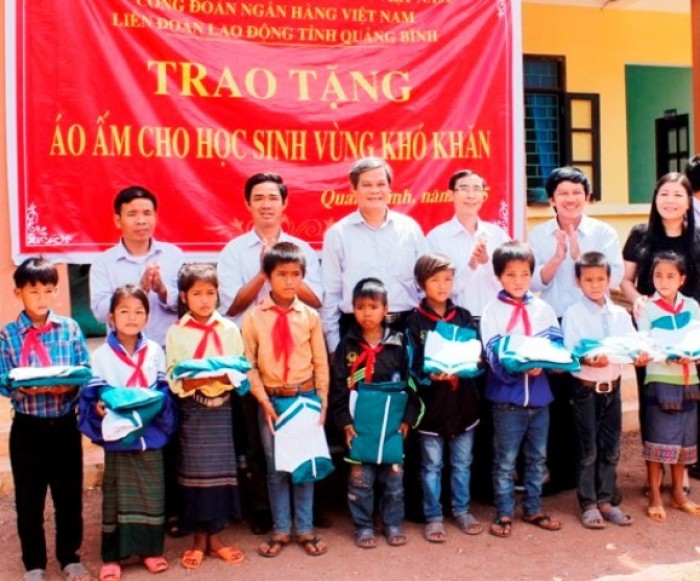 LĐLĐ tỉnh Quảng Bình tặng 900 chiếc áo ấm cho học sinh khó khăn