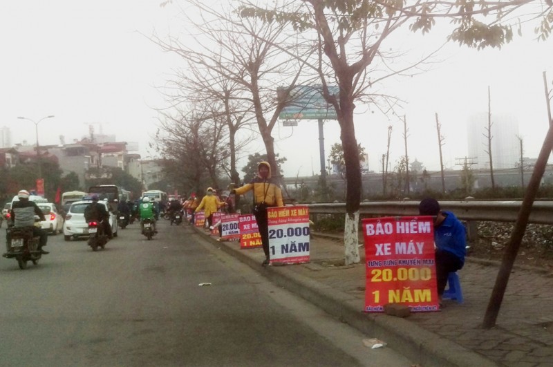 Nhộn nhịp “chợ bán bảo hiểm” trên đường Giải Phóng