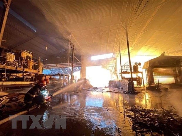 Hà Nội: Cháy lớn lúc rạng sáng 1/5 tại xưởng gỗ dán ở huyện Gia Lâm