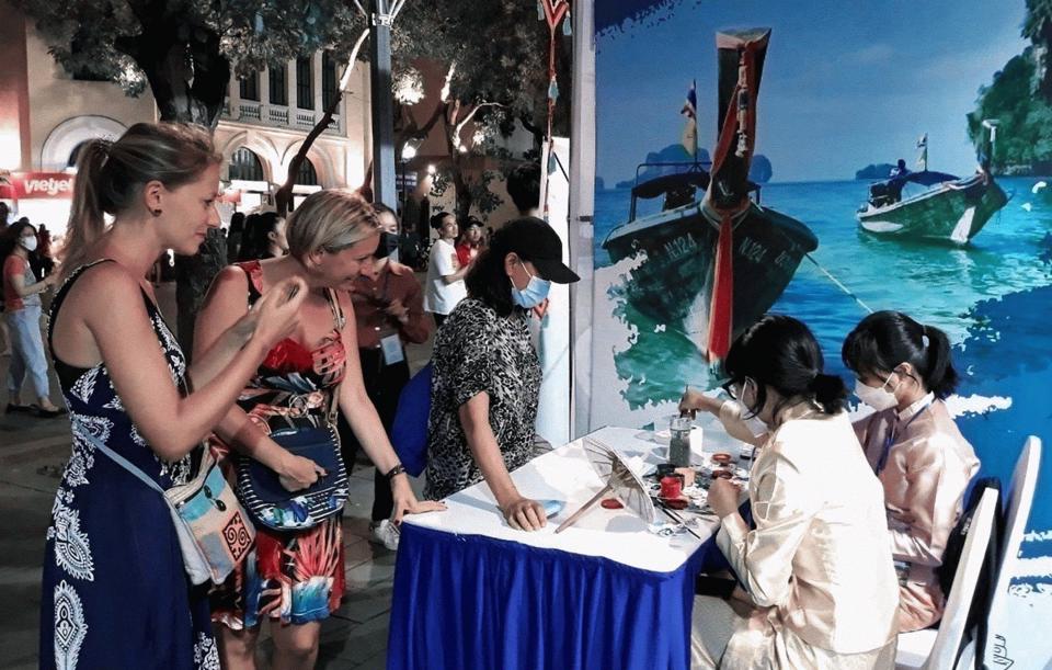 Kh&aacute;ch du lịch quốc tế tại Lễ hội du lịch H&agrave; Nội 2022