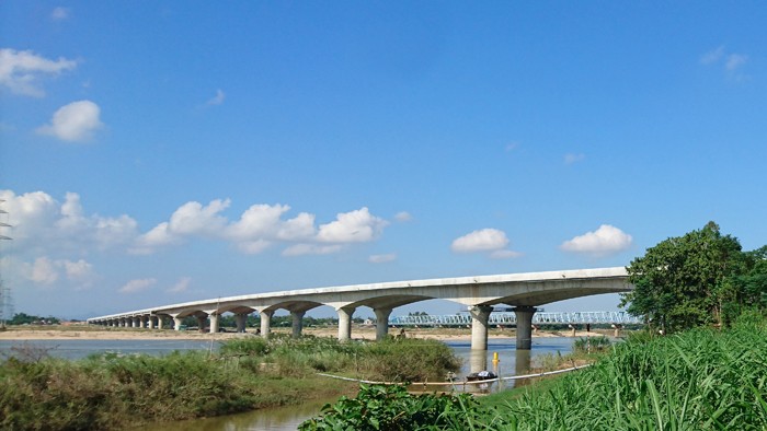 Thi công bù lún trên tuyến cao tốc Đà Nẵng – Quảng Ngãi