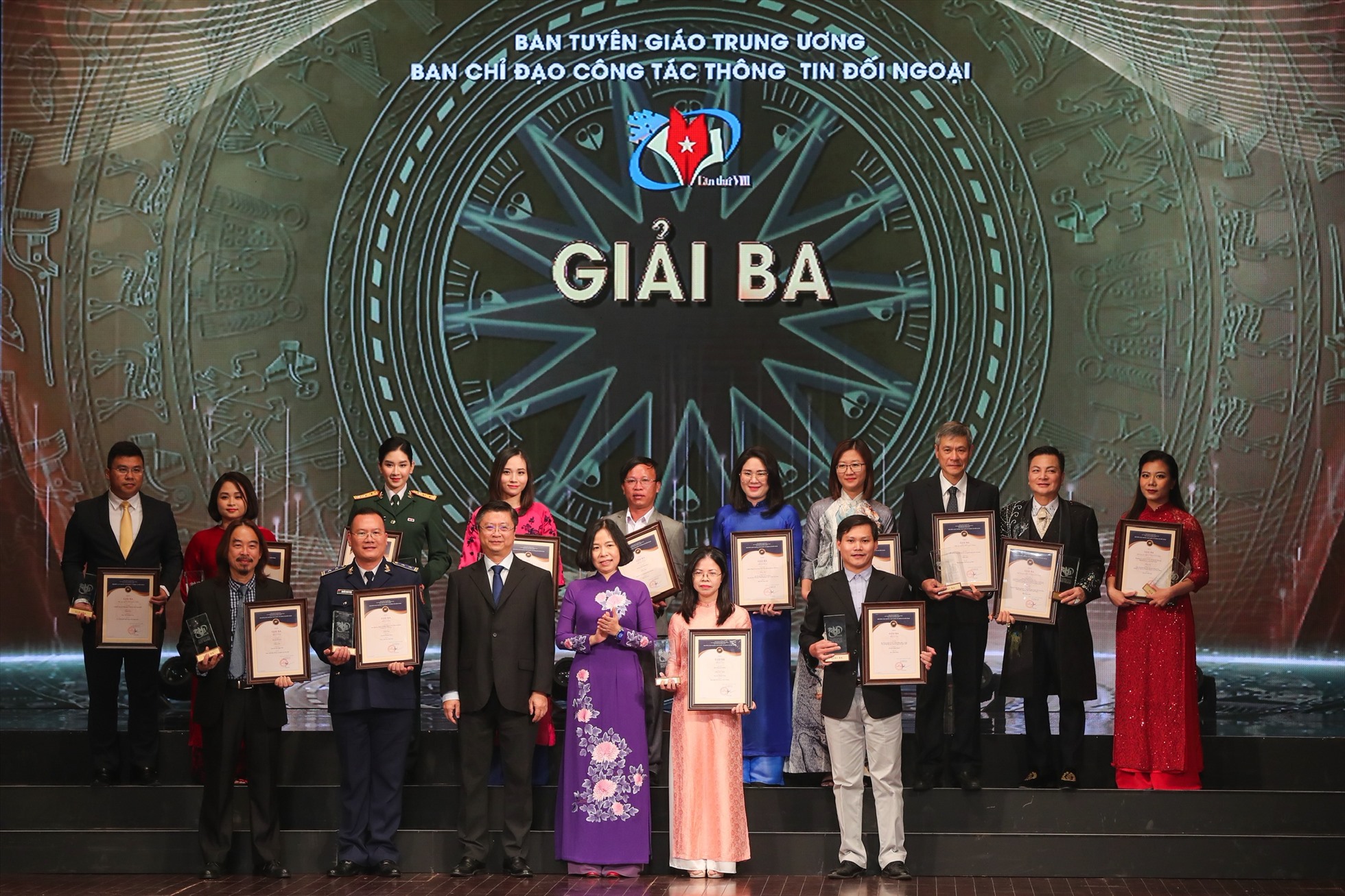 Các tác giả đạt giải Ba. Ảnh: Hải Nguyễn