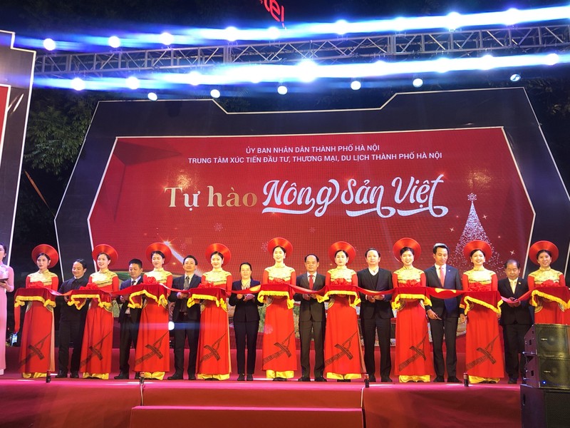 Cắt băng khai mạc Chương trình “Tự hào nông sản Việt”.