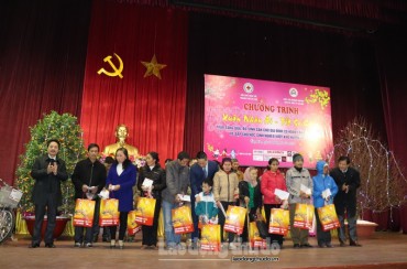 ​Trao tặng 100 suất quà tết cho người nghèo và gia đình chính sách huyện Ứng Hòa