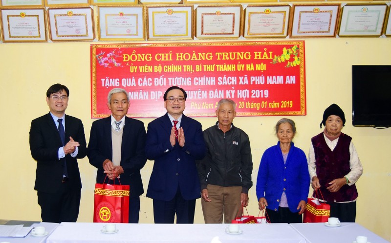 Bí thư Thành ủy Hà Nội Hoàng Trung Hải tặng quà Tết tại huyện Chương Mỹ