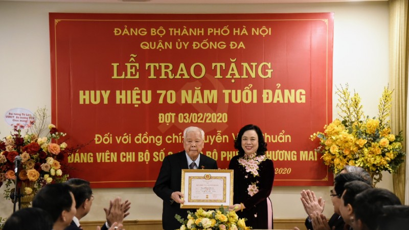 Trao tặng Huy hiệu 70 năm tuổi Đảng cho đảng viên Nguyễn Văn Chuẩn