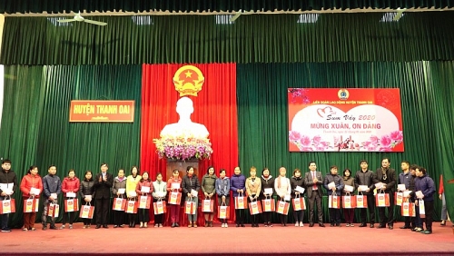 144 suất quà được trao tặng cho công nhân lao động nghèo huyện Thanh Oai