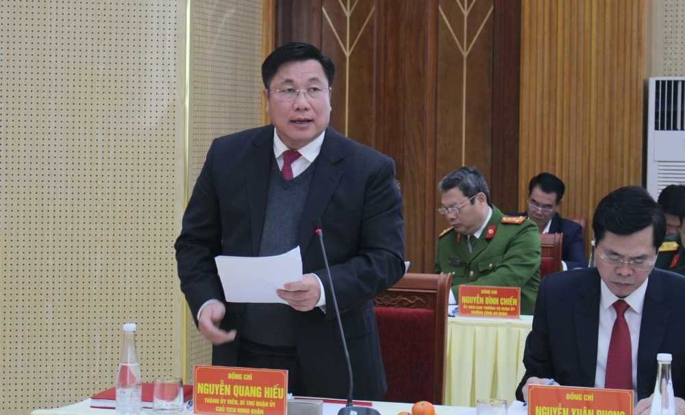 Bí thư Quận ủy Hoàng Mai Nguyễn Quang Hiếu trình bày báo cáo và nêu kiến nghị tại buổi làm việc