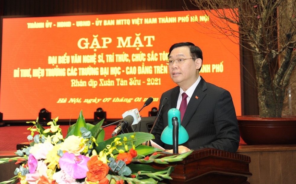 Bí thư Thành ủy Vương Đình Huệ phát biểu tại buổi gặp mặt