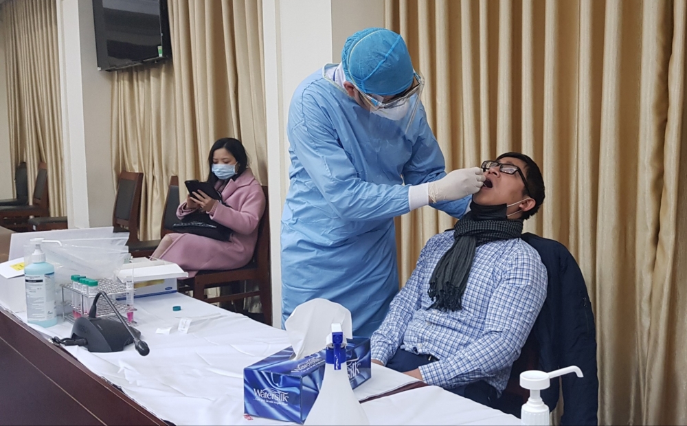 Việc xét nghiệm Covid-19 cho các phóng viên khu vực Hà Nội được thực hiện bởi các bác sĩ đến từ Bệnh viện E và Bệnh viện Phổi trung ương