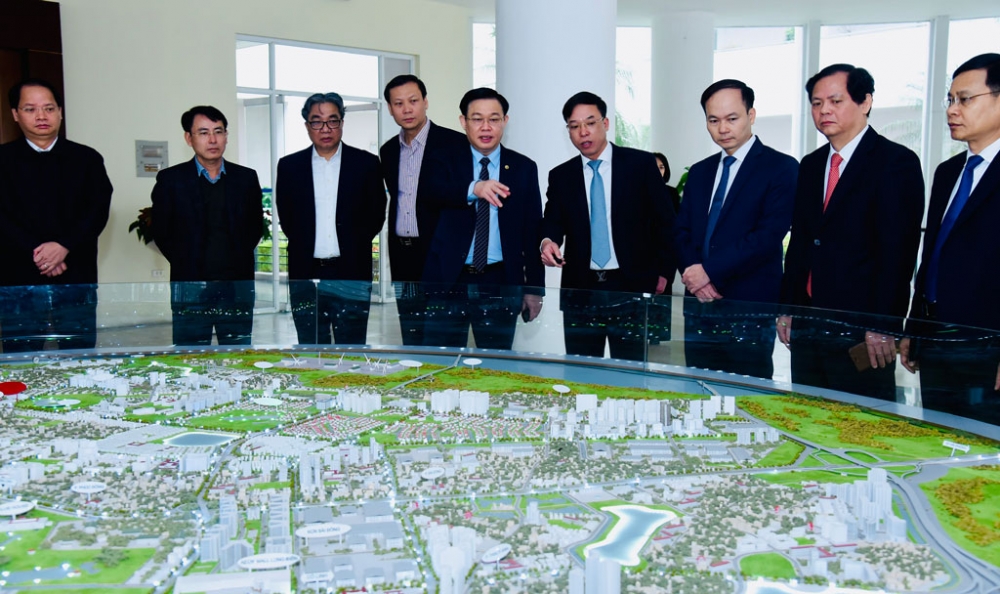 Bí thư Thành ủy Hà Nội Vương Đình Huệ xem mô hình quy hoạch quận Long Biên