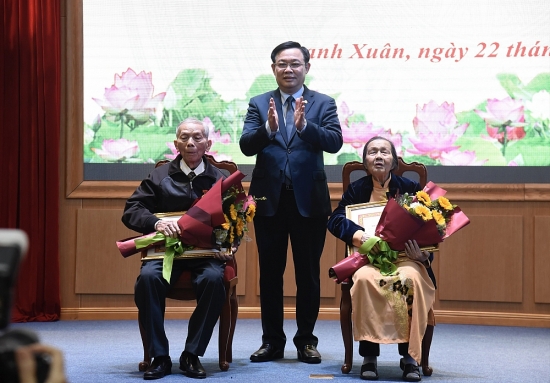 Bí thư Thành ủy Vương Đình Huệ trao Huy hiệu Đảng tại quận Thanh Xuân