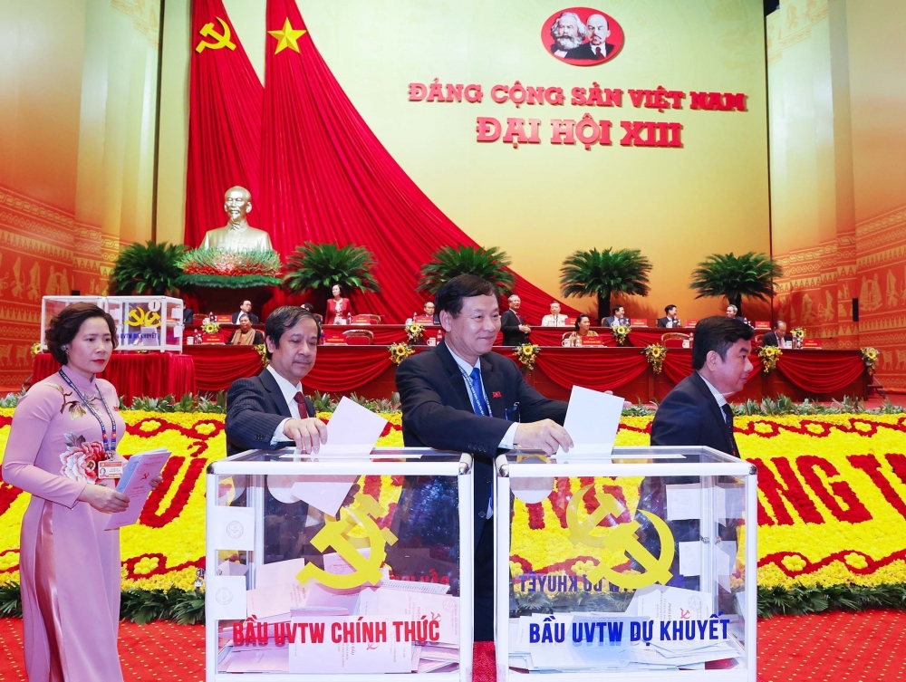 Các đại biểu Đoàn thành phố Hà Nội bỏ phiếu bầu Ban Chấp hành Trung ương khóa XIII.