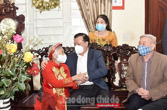 Bí thư Thành ủy Hà Nội Đinh Tiến Dũng tặng quà Tết các gia đình chính sách