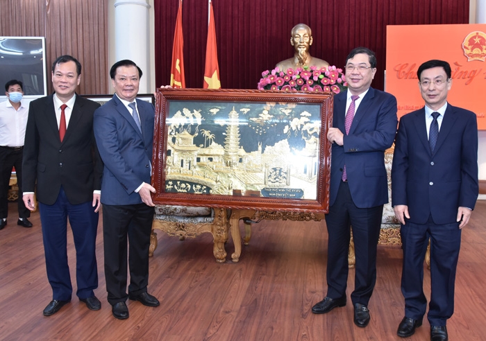 Đồng chí Đinh Tiến Dũng thăm, tặng quà Tết gia đình chính sách, công nhân lao động tỉnh Nam Định