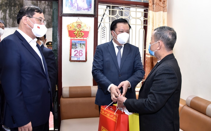 Đồng chí Đinh Tiến Dũng thăm, tặng quà Tết gia đình chính sách, công nhân lao động tỉnh Nam Định