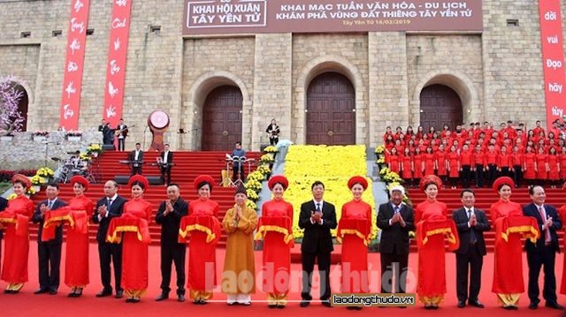 tinh bac giang khong he thu phi len chua dong theo huong tay yen tu