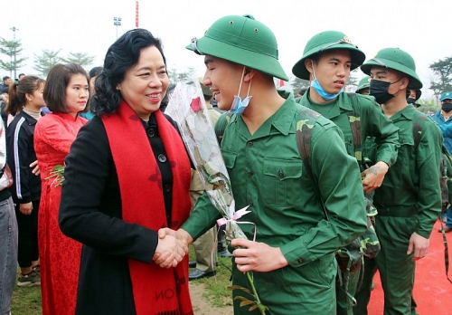 Phó Bí thư Thường trực Thành ủy Hà Nội động viên tân binh lên đường nhập ngũ