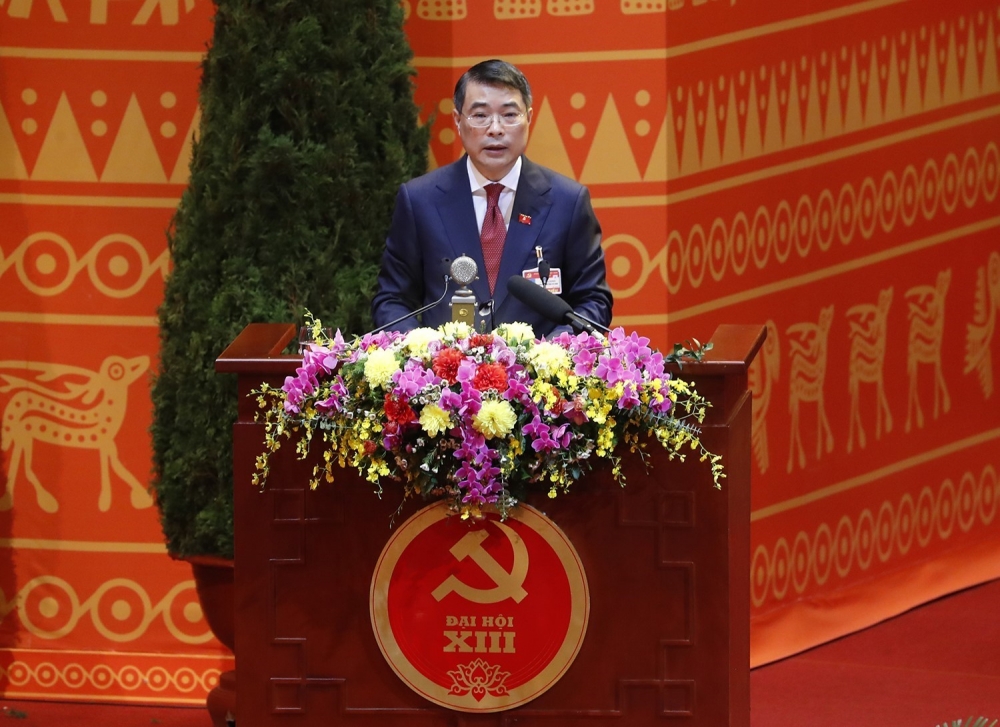  Đồng chí Lê Minh Hưng, Trưởng Đoàn Thư ký Đại hội đọc Dự thảo Nghị quyết Đại hội XIII của Đảng.