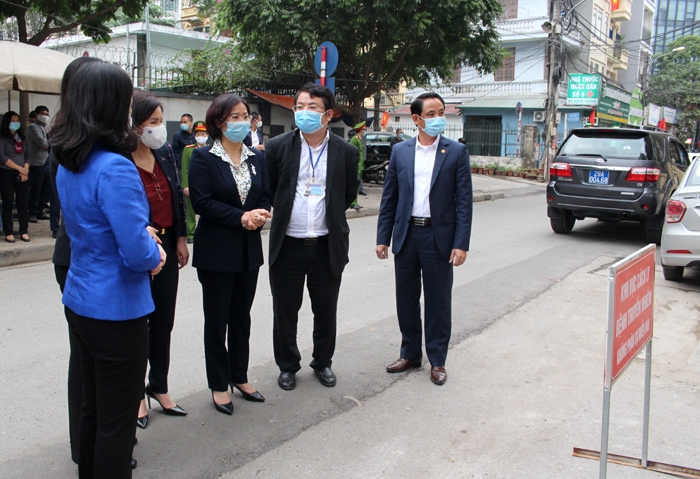 Phó Bí thư Thường trực Thành ủy Hà Nội Nguyễn Thị Tuyến kiểm tra công tác cách ly tại phường Dịch Vọng