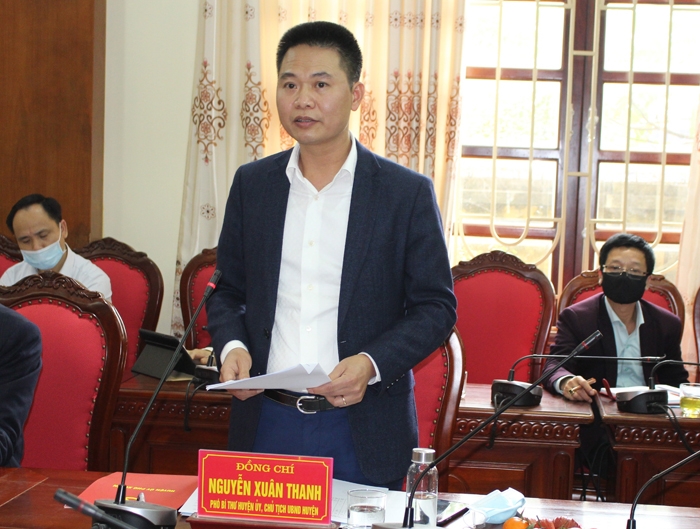 Chủ tịch Ủy ban nhân dân huyện Phú Xuyên Nguyễn Xuân Thanh báo cáo Đoàn kiểm tra