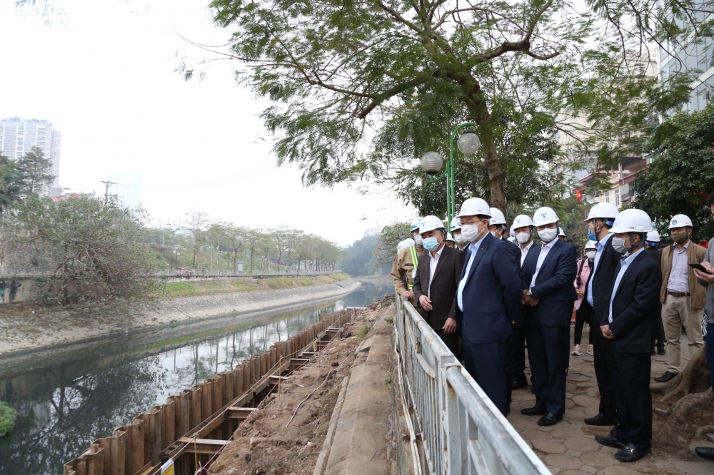 Bí thư Thành ủy Hà Nội Vương Đình Huệ thăm, kiểm tra công trường gói thầu số 2, Dự án Hệ thống xử lý nước thải Yên Xá. 