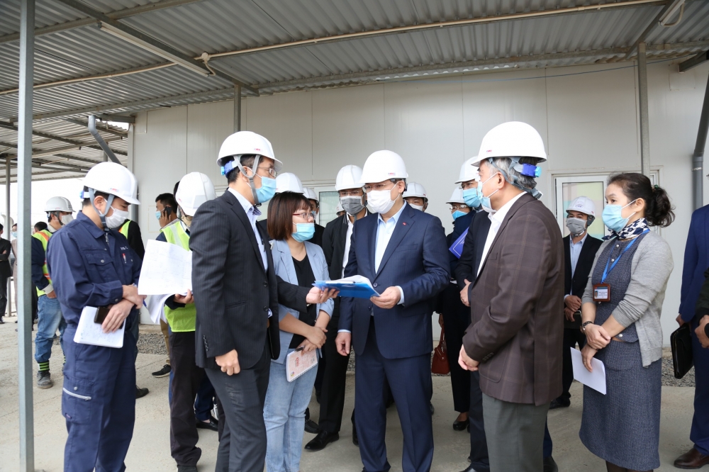 Bí thư Thành ủy Hà Nội Vương Đình Huệ trao đổi với chủ đầu tư, nhà thầu dự án xây dựng Nhà máy xử lý nước thải Yên Xá