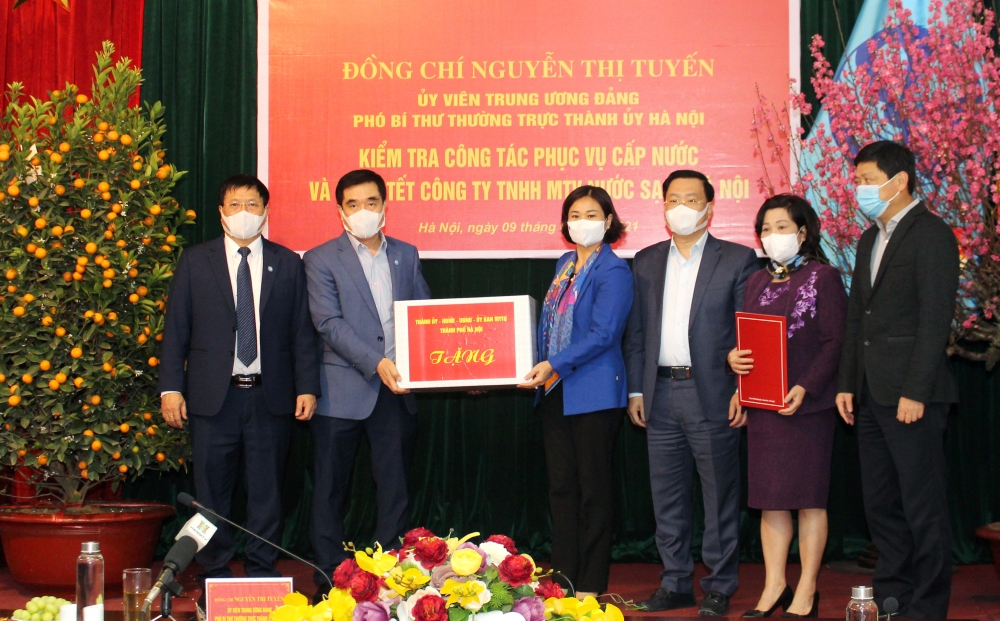 Phó Bí thư Thường trực Thành ủy Nguyễn Thị Tuyến kiểm tra công tác phục vụ Tết