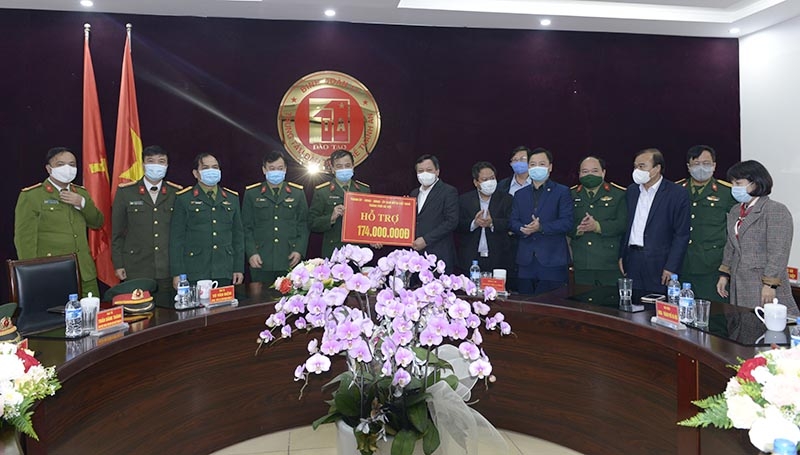 Phó Bí thư Thành ủy Hà Nội Nguyễn Văn Phong tặng quà, động viên các lực lượng làm nhiệm vụ tại khu cách ly Trung tâm đào tạo nghề Thành An.
