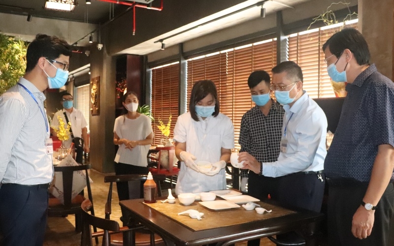 Lãnh đạo Sở Y tế Hà Nội kiểm tra công tác bảo đảm an toàn thực phẩm tại một nhà hàng ở quận Cầu Giấy. (Ảnh minh họa)