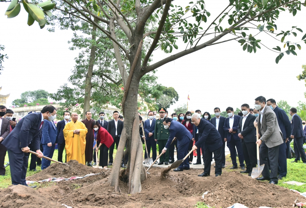 Tổng Bí thư, Chủ tịch nước Nguyễn Phú Trọng trồng cây đầu xuân tại Hoàng thành Thăng Long