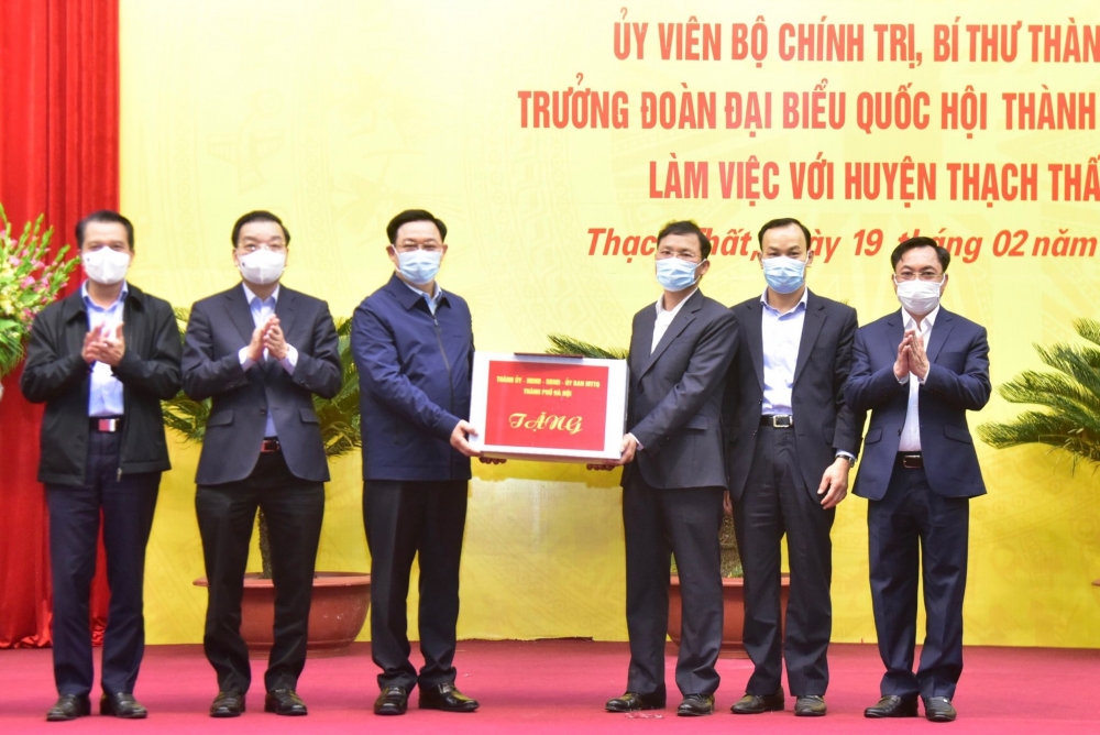 Lãnh đạo thành phố Hà Nội trao quà tặng huyện Thạch Thất