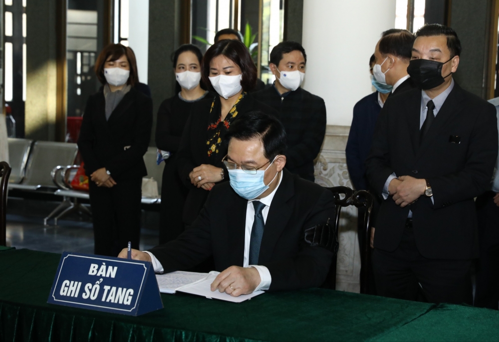 Đoàn đại biểu thành phố Hà Nội viếng đồng chí Trương Vĩnh Trọng