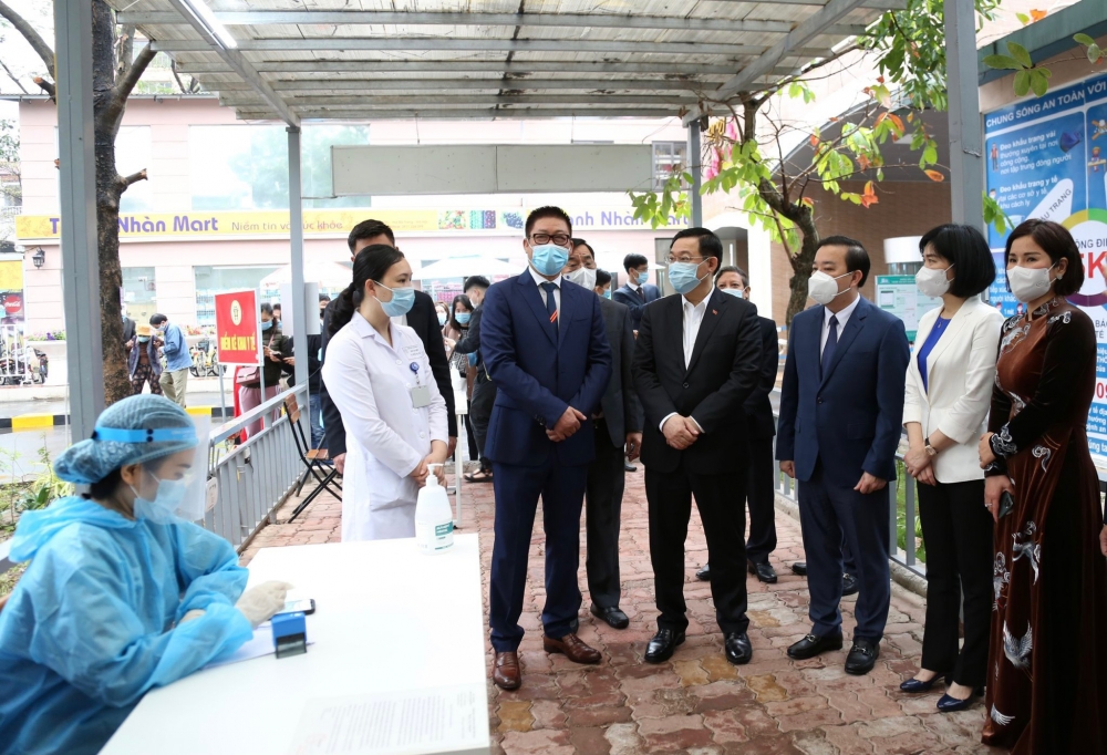 Bí thư Thành ủy Hà Nội Vương Đình Huệ kiểm tra công tác phòng, chống dịch Covid-19 tại Bệnh viện Thanh Nhàn