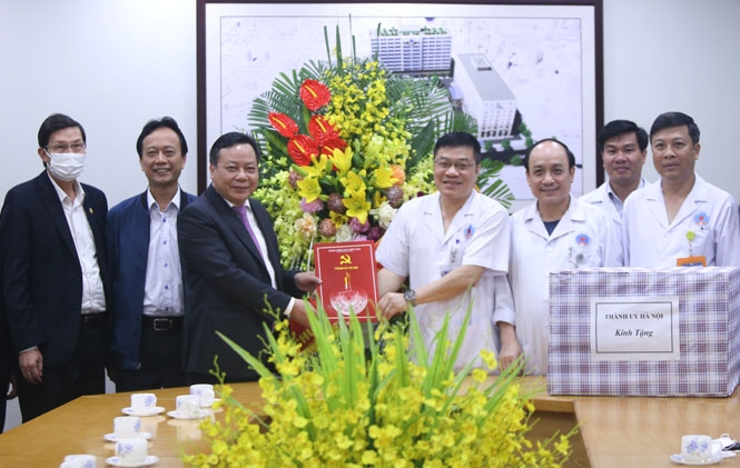 Phó Bí thư Thành ủy Hà Nội Nguyễn Văn Phong chúc mừng đội ngũ cán bộ, bác sĩ, y sĩ, nhân viên Bệnh viện Hữu Nghị.