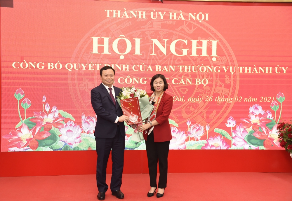 Phó Bí thư Thường trực Thành ủy Hà Nội Nguyễn Thị Tuyến trao Quyết định và tặng hoa chúc mừng đồng chí Đinh Trường Thọ