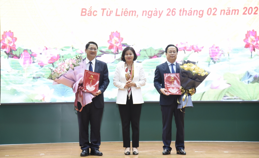 Phó Bí thư Thường trực Thành ủy Hà Nội trao các quyết định về công tác cán bộ tại quận Bắc Từ Liêm