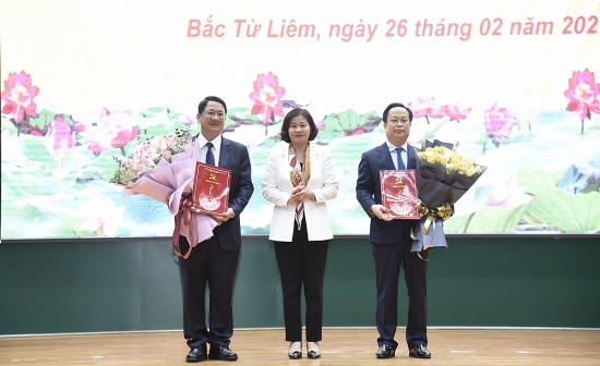 Phó Bí thư Thường trực Thành ủy Hà Nội trao các quyết định về công tác cán bộ tại quận Bắc Từ Liêm