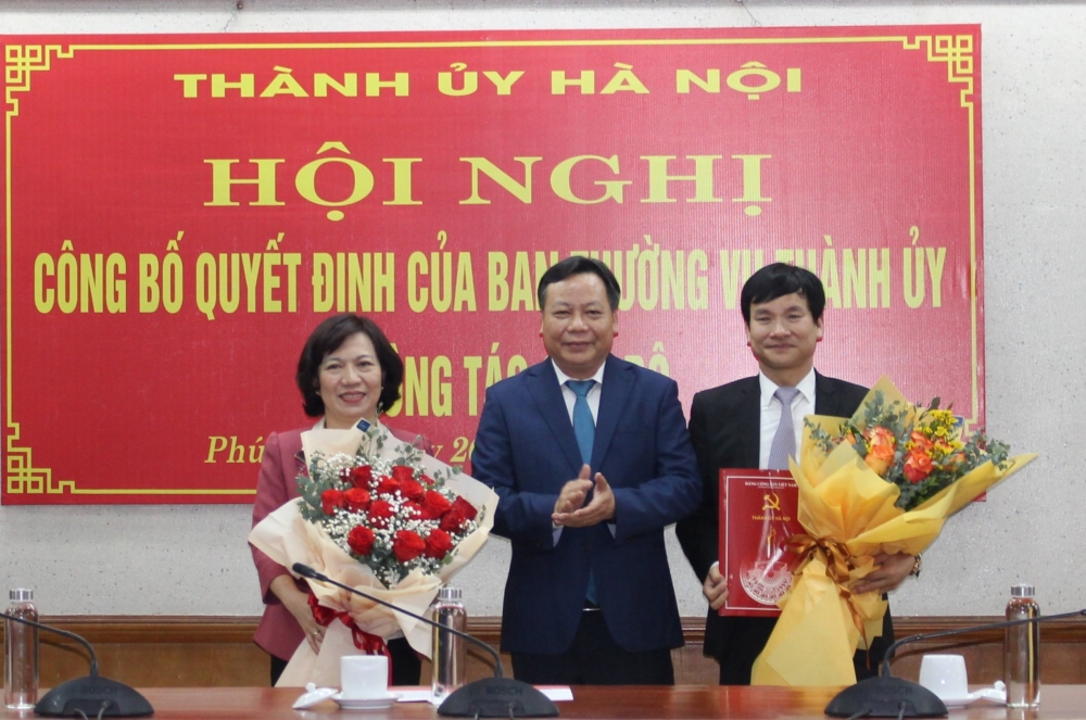 Phó Bí thư Thành ủy Hà Nội trao các quyết định về công tác cán bộ