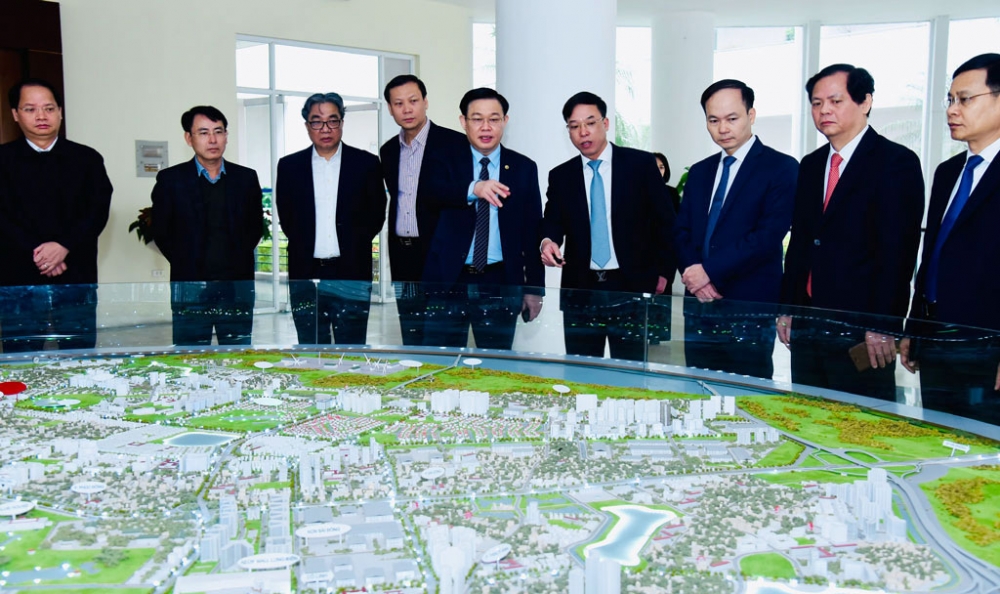 Bí thư Thành ủy Hà Nội Vương Đình Huệ quan sát sa bàn quy hoạch đô thị quận Long Biên, tại buổi làm việc ngày 22/1/2021.