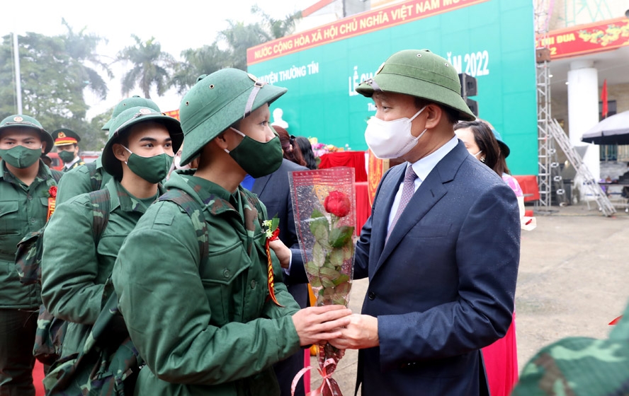 Chủ tịch HĐND thành phố Hà Nội Nguyễn Ngọc Tuấn tặng hoa, động viên các tân binh huyện Thường Tín trước lúc lên đường nhập ngũ