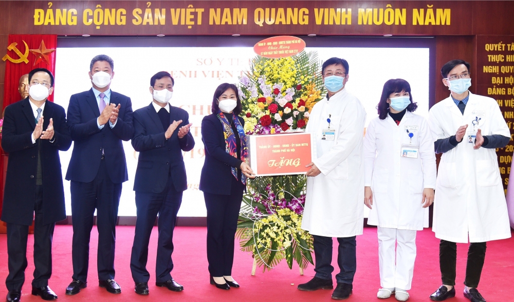Phó Bí thư Thường trực Thành ủy Hà Nội thăm, chúc mừng Bệnh viện Hữu nghị và Bệnh viện Thanh Nhàn