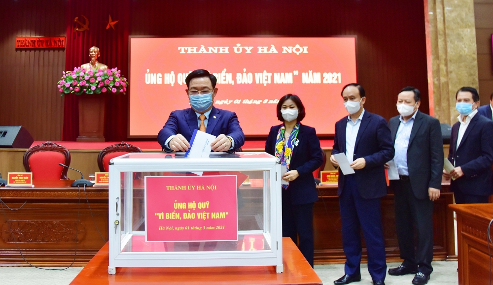 Các đồng chí Thường trực Thành ủy Hà Nội ủng hộ Quỹ 