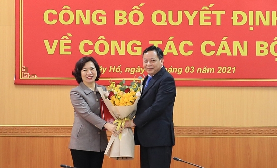 Phó Bí thư Thành ủy Nguyễn Văn Phong trao quyết định về công tác cán bộ tại quận Tây Hồ