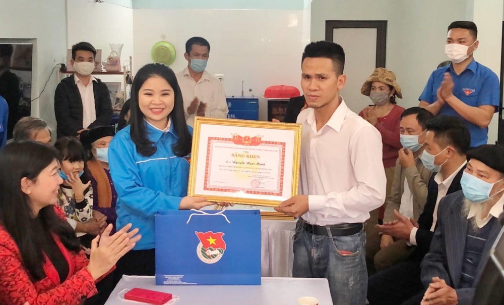 Bí thư Thành đoàn Hà Nội Chu Hồng Minh trao tặng Bằng khen cho anh Nguyễn Ngọc Mạnh
