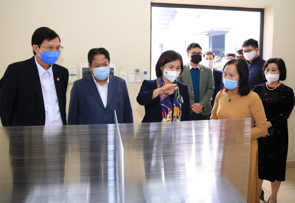 Phó Bí thư Thường trực Thành uỷ Nguyễn Thị Tuyến kiểm tra công tác phòng chống dịch Covid-19 tại Cụm Công nghiệp Ngọc Hồi