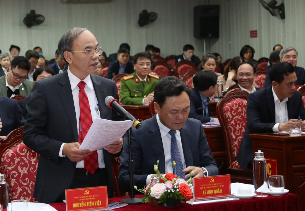 Phó Bí thư Thường trực Huyện ủy Gia Lâm Nguyễn Tiến Việt báo cáo tại buổi làm việc