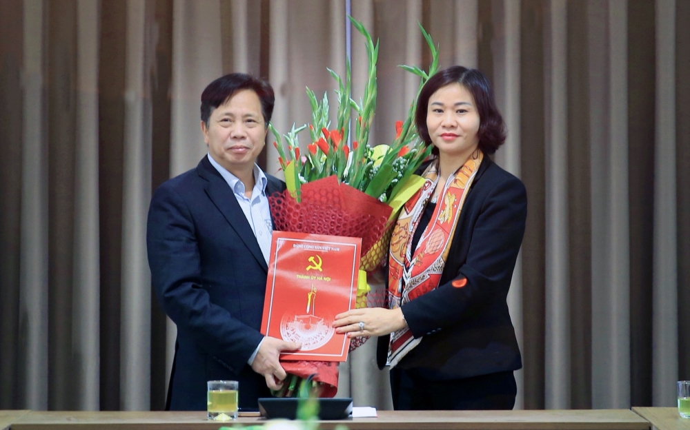 Phó Bí thư Thường trực Thành ủy Nguyễn Thị Tuyến trao Quyết định, tặng hoa chúc mừng đồng chí Phùng Văn Dũng